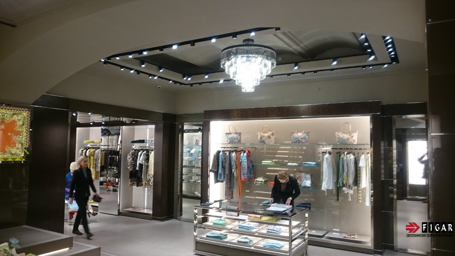 Оформление освещения в магазине одежды ETRO