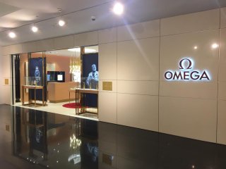 Оформление освещения для магазина часов OMEGA